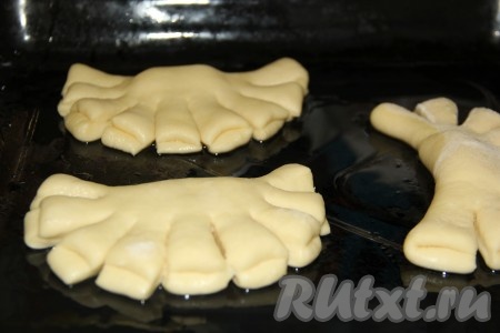 Выложить булочки "Гребешки" на расстоянии друг от друга на противень, смазанный маслом.
