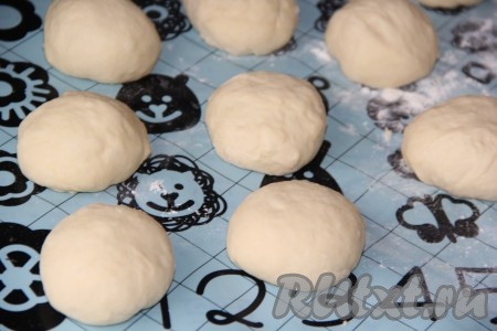 По прошествии времени подошедшее тесто разделить на 10 частей.
