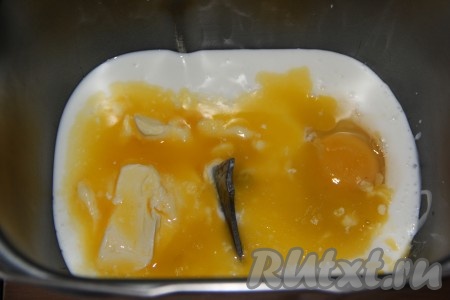 Влить кефир комнатной температуры в ведёрко хлебопечки, добавить яйцо и растопленное не горячее сливочное масло, всыпать сахар и соль.