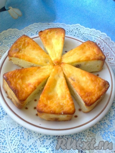 Творожные сырники с изюмом и цукатами, запечённые в духовке,&nbsp;получаются нежными и вкусными. Дать им остыть.&nbsp;Достать сырники из формы, проведя ножом по краю формочек, чтобы они легче отошли от краёв формы. Выложить на тарелку. Подавать к чаю или кофе.
