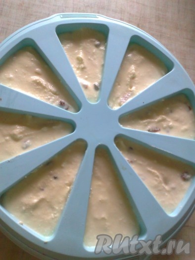 Снова перемешать творожную массу и распределить по силиконовым формочкам.&nbsp;
