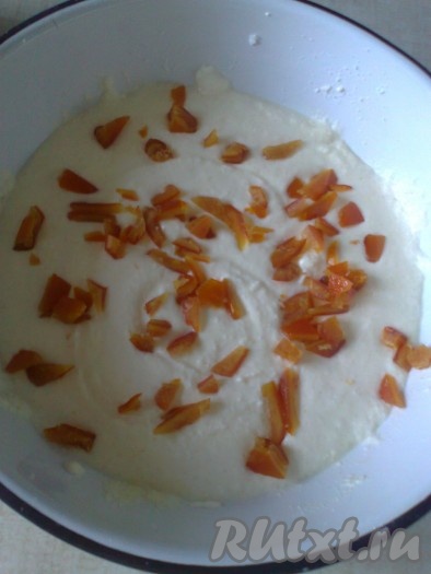 Оставить на 30 минут для набухания манки. Добавить, по желанию, цукаты (у меня были цукаты из апельсиновых корочек), перемешать ложкой.
