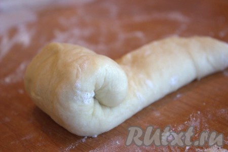 Свернуть тесто рулетиком. Края теста хорошо защепить.
