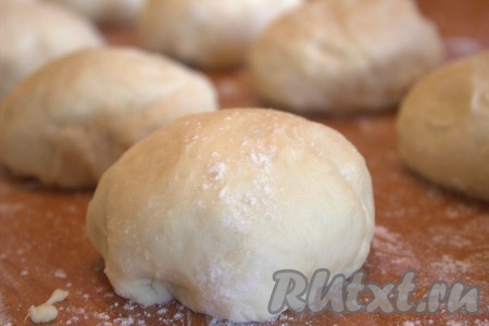 Переложить тесто на рабочую поверхность, слегка припылённую&nbsp;мукой, разделить на шарики одинакового размера (у меня получилось 9 шариков весом, примерно, 75 грамм). Каждый шарик из теста ещё раз обмять и накрыть полотенцем (или пищевой плёнкой), оставить на 10 минут для расстойки.
