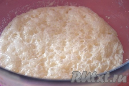 Молоко влить в миску, подогреть до тёплого состояния (температура молока должна быть, примерно, 40 градусов). В тёплое молоко всыпать сухие дрожжи и 2 чайные ложки (от общего количества) сахара, перемешать молочно-дрожжевую смесь, накрыть пищевой плёнкой и оставить в тёплом месте на 15-20 минут. Дрожжи должны активироваться, образуя пышную "шапочку".
