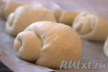 Получится вот такая булочка. Сформировать все японские булочки "Хоккайдо" и выложить их на противень, застеленный пергаментной бумагой, накрыть пищевой плёнкой (или полотенцем) и оставить для расстойки на 20-25 минут.
