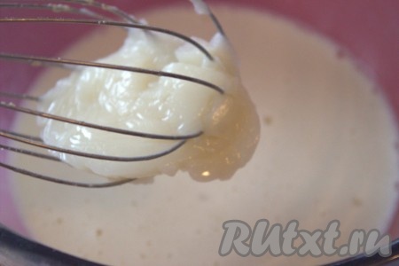 Затем в миску добавить остывшую заварную основу, ещё раз хорошо перемешать.
