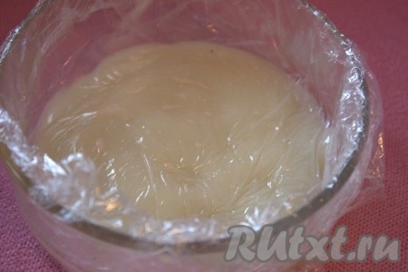 Заварную основу сразу перелить в миску, накрыть пищевой плёнкой (плёнка должна касаться заварной основы), чтобы не образовалась корочка, и оставить остывать до комнатной температуры.
