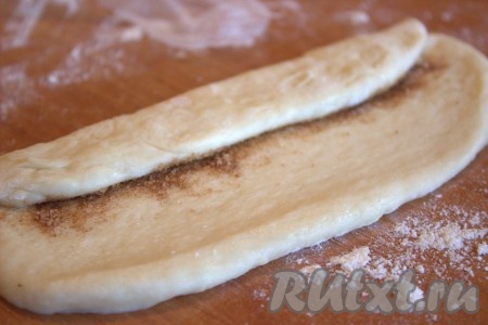 Сначала одним краем теста накрыть начинку (как на фото), затем накрыть вторым краем теста.
