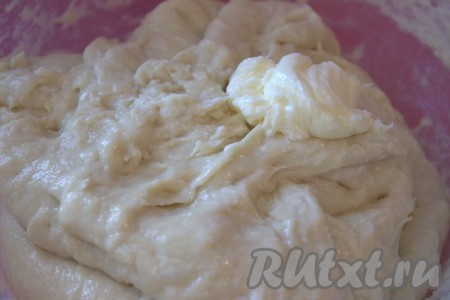 Как только тесто станет неудобно мешать ложкой, начать замешивать тесто руками. Вымешивать, примерно, 7-10 минут. Тесто получится слегка липковатым и податливым. Размягчённое сливочное масло (чтобы масло размягчилось, его нужно заранее достать, чтобы оно полежало при комнатной температуре и стало мягким) небольшими частями вмешать в тесто, каждый раз тщательно вымешивая (на вмешивание масла уйдёт, примерно, 7 минут). Тесто должно получиться гладким, эластичным.
