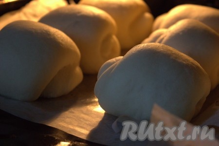 Выпекать японские булочки в заранее разогретой до 180 градусов духовке 20-25 минут (до золотистого оттенка). Готовность булочек можно проверить зубочисткой (при прокалывании хорошо пропечённых булочек палочка должна остаться сухой). 
