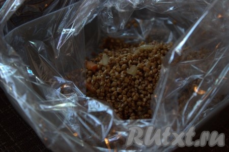 Рукав для запекания с одной стороны хорошо завязать. Выложить в рукав гречневую крупу, смешанную с овощами и шампиньонами (для надёжности наполненный рукав для запекания я поместила в ещё один рукав для запекания, но это необязательно).
