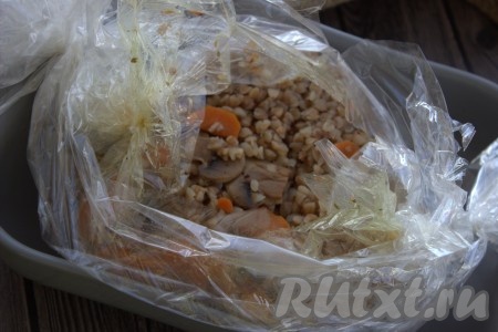 По прошествии времени достать рукав из духовки и, аккуратно его разрезав, разложить гречку с шампиньонами по порционным тарелкам.
