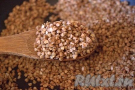 Сковороду без добавления растительного масла поставить на огонь, хорошо разогреть, выложить в неё промытую гречку (можно крупу предварительно перебрать) и обжарить, помешивая, на среднем огне в течение 3-4 минут. Обжаренную гречку переложить в миску и отставить в сторонку, чтобы она остыла.
