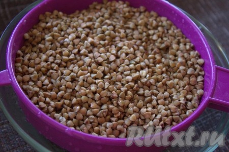 Гречневую крупу промыть под проточной водой, откинуть на сито, чтобы стекла лишняя жидкость (или выложить крупу на бумажное полотенце).
