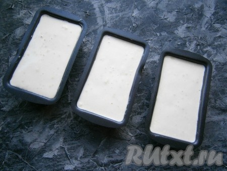 Разлить яично-творожную смесь по формочкам практически до самого верха форм.
