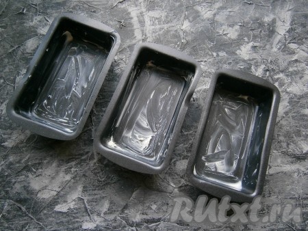 Формочки (или одну большую форму для выпечки, можно взять и сковороду) хорошенько смазать сливочным маслом.
