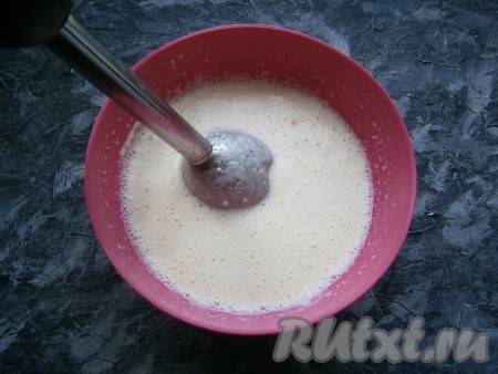 Затем, чтобы разбить крупные кусочки творога и добиться более однородной консистенции, яично-творожную смесь нужно взбить погружным блендером в течение 1-2 минут.
