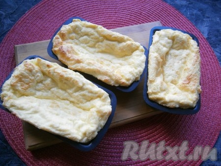 Духовку разогреть до 180 градусов и запекать омлет с творогом в течение 25-30 минут. Готовый омлет получается очень пышным, но после изъятия его из духовки, верх осядет. Но блюдо всё равно остаётся достаточно пышным и нежным.