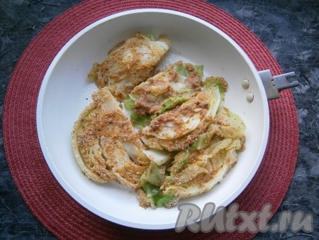 Форму для запекания (у меня сковорода без ручки) смазать сливочным маслом и выложить всю капусту в один слой.
