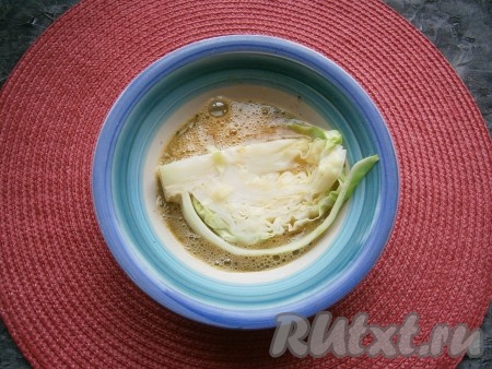 Тщательно взбить яйцо вилкой и обмакивать в него поочередно куски капусты с двух сторон.
