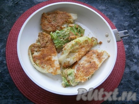 Духовку разогреть до 200 градусов и запекать молодую капусту около 10 минут, после чего перевернуть и запекать ещё 5-7 минут.
