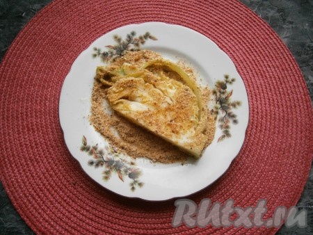 Сразу же обвалять капусту в панировочных сухарях.
