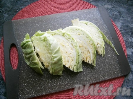 Половину кочана капусты нарезать кусками так, чтобы на каждом осталась часть кочерыжки. Таким образом она не распадётся.
