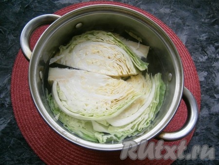 В кастрюлю налить воды, посолить её и довести до кипения. Поместить в кипящую воду капусту и отварить её в течение 3-4 минут.
