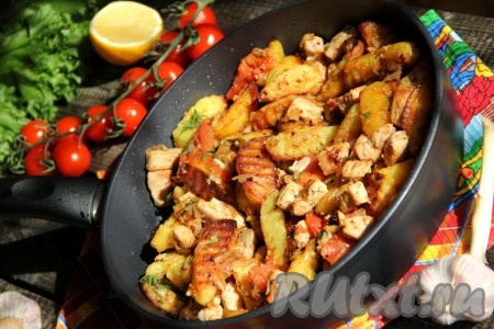 Подать вкусное, ароматное и сочное оджахури со свининой к столу в горячем виде.
