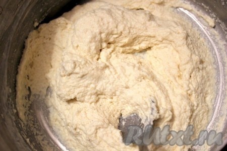 Тесто готовится не в контейнере для хлебопечки, а в отдельной кастрюле или миске. Сначала нужно перемешать манку с кефиром и дать постоять этой массе пол часа.