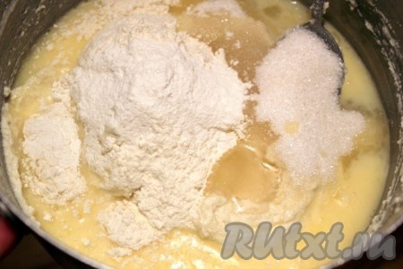 Затем добавить следующие ингредиенты - немного взбитые яйца, растительное масло, сахар и ванильный сахар, просеянную муку, разрыхлитель и соль.