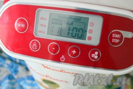 Перелить тесто для манника на кефире в контейнер хлебопечки и установить режим "выпекание" и время "1 час".