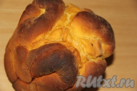 Выпекать кулич в разогретой духовке при температуре 180-200 градусов, примерно, 40-45 минут. Готовый кулич достать из формы и полностью остудить на решётке.
