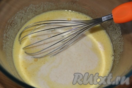 Влить опару и перемешать.
