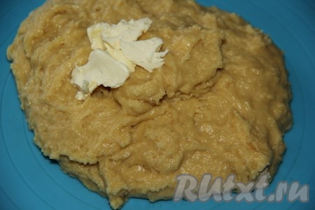 Добавлять мягкое сливочное масло в тесто небольшими порциями, каждый раз хорошо вмешивая масло в тесто.
