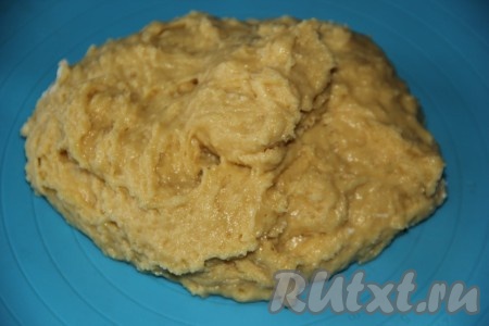 Перемешать тесто ложкой, оно получится липким и вязким. Выложить тесто на силиконовый коврик.
