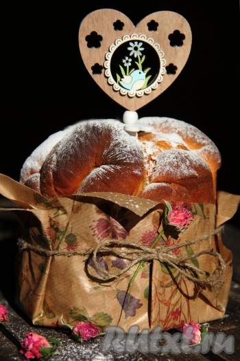 Присыпать болгарский кулич "Козунак" сахарной пудрой и украсить топпером. Пышная, очень вкусная выпечка, приготовленная по этому рецепту, станет украшением пасхального стола и, наверняка, понравится вам и вашим близким!
