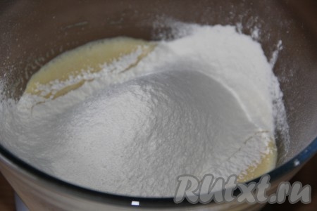 Затем всыпать просеянную муку и соль.
