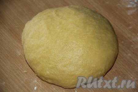 Сначала тесто будет липким, но чем дольше вымешиваем, тем более ровным, гладким и эластичным оно будет становиться. Отбить тесто (тесто кидать на стол в течение 3-5 минут, как отбиваем фарш для кебабов). Вот такое красивое и пластичное тесто для кулича должно получиться.
