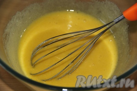 Венчиком перемешать яично-сахарную массу.
