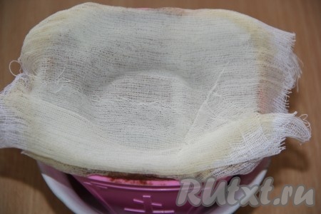 Масса хорошо застынет. Убрать марлю, закрывающую пасху, и перевернуть пасху на плоскую тарелку, снять марлю.