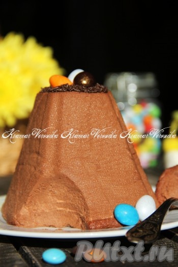 Шоколадная творожная пасха, приготовленная без добавления яиц, получается нежной и очень вкусной. Украсить её можно по своему усмотрению (например, можно посыпать цветной посыпкой или полить растопленным шоколадом). Такая пасха станет отличным блюдом для пасхального стола!