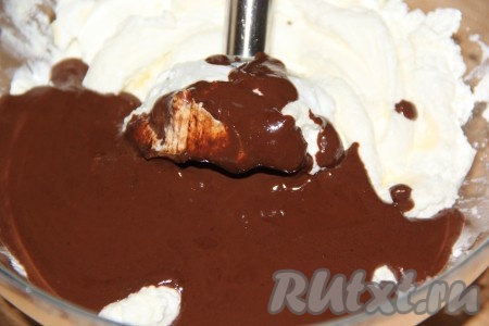 Затем влить остывшую шоколадную массу.&nbsp;