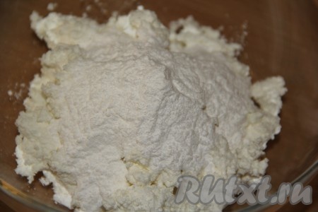 Творог соединить с сахаром, пробить погружным блендером до получения однородной творожной массы.