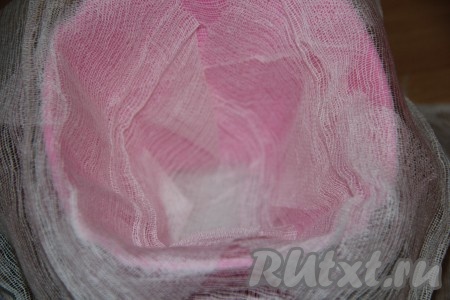 Форму для формирования творожной пасхи застелить двумя слоями марли так, чтобы с краёв формы свисали концы марли (они нам понадобятся, чтобы укрыть форму сверху). Форму, застеленную марлей, поставить на блюдце.&nbsp;В блюдце, на котором будет стоять форма с пасхой, будет выделяться влага, поэтому я застилаю блюдце несколькими слоями бумажного полотенца.