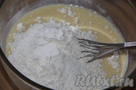 Всыпать муку, разрыхлитель и сахар.