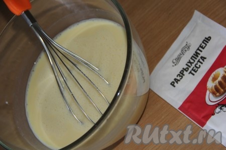 Перемешать молочно-яичную смесь венчиком.
