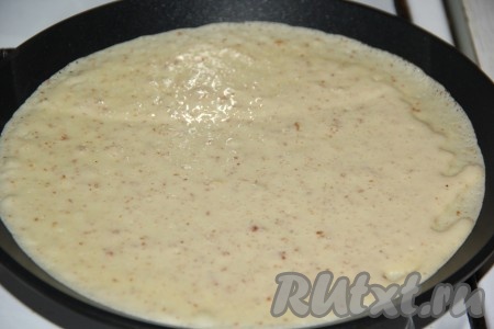 Сковороду смазать растительным маслом (я смазываю сковородку маслом только перед жаркой первого блина, но всё же советую ориентироваться на качество покрытия вашей сковороды и, если будет нужно, периодически смазывать её маслом). Сковородку очень хорошо разогреть, влить немного теста и распределить его по поверхности сковороды.