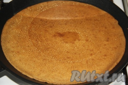 Жарить ореховый блинчик с двух сторон на среднем огне до золотистого цвета, а затем переложить на тарелку. Пожарить таким образом все блины, складывая их на тарелку один на другой. Тесто в миске перед жаркой очередного блина нужно периодически перемешивать, чтобы орехи не оседали на дно.